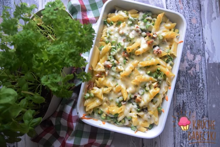 ZAPIEKANKA MAKARONOWA ZE SZPARAGAMI I SUSZONYM POMIDOREM W SOSIE CURRY