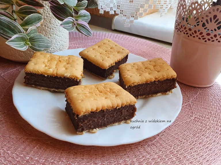 Czekoladowy grysikowiec na herbatnikach