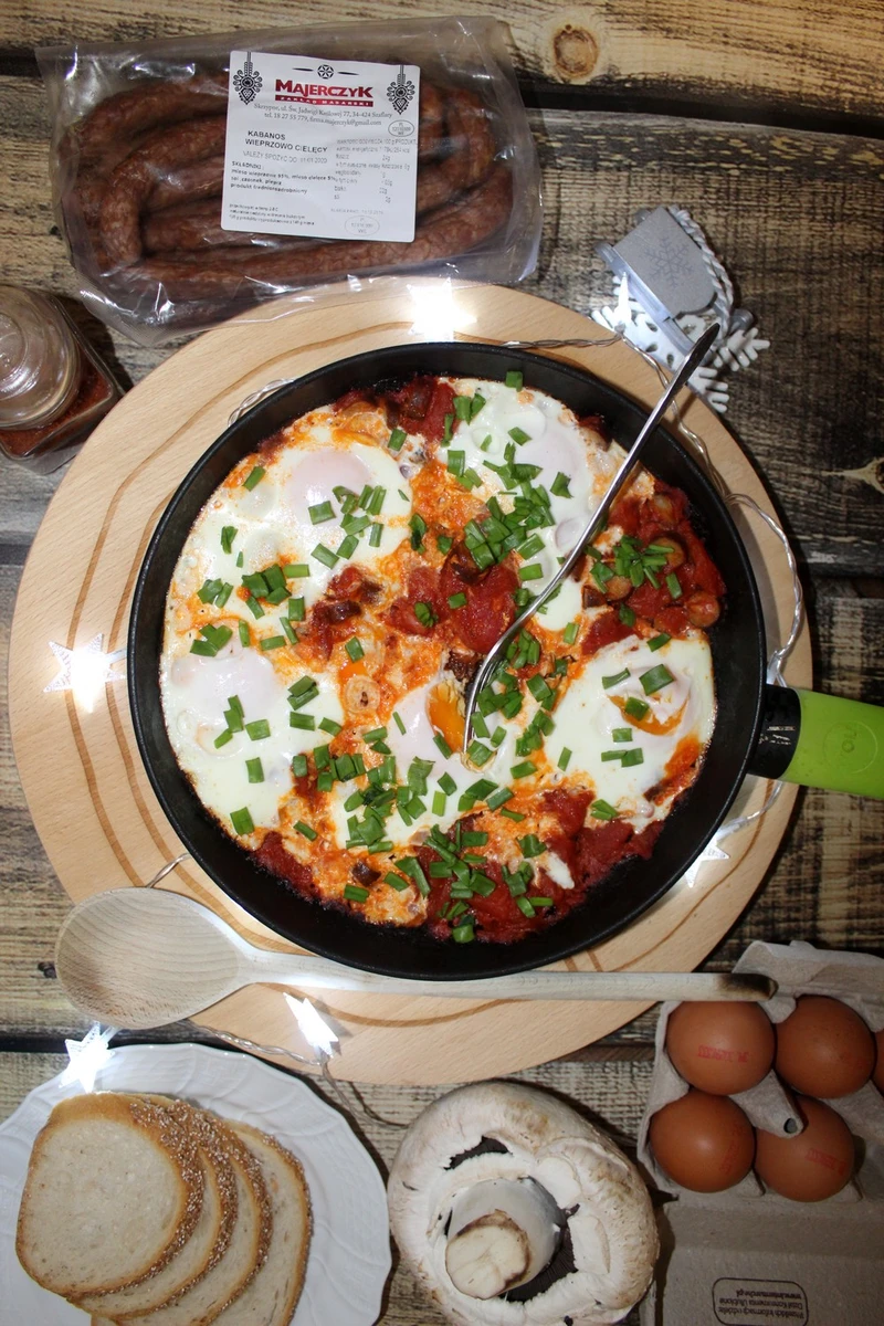 Szybka szakszuka z kabanosem (shakshuka)