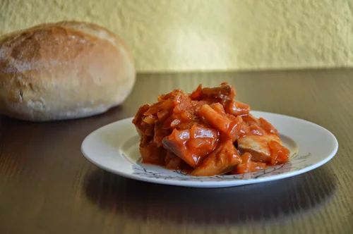 Śledzie w sosie pomidorowym