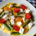 Omlet ze szparagami, fetą i pomidorkami - 316 kcal