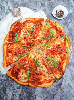 Domowa pizza z salami piccante