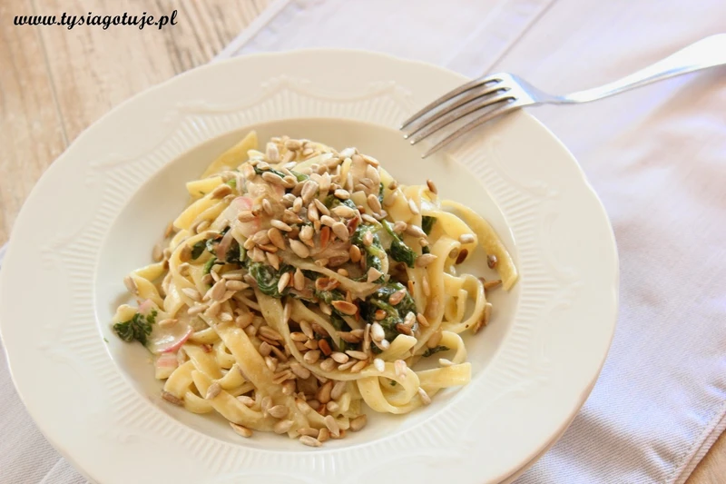 Tagiatelle ze szpinakiem i ziarnami słonecznika