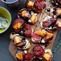 grzanki z pieczoną figą, ricottą, redukcją balsamiczną oraz miodem