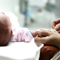 Groźny wirus atakuje dzieci! Coraz więcej maluchów w szpitalach