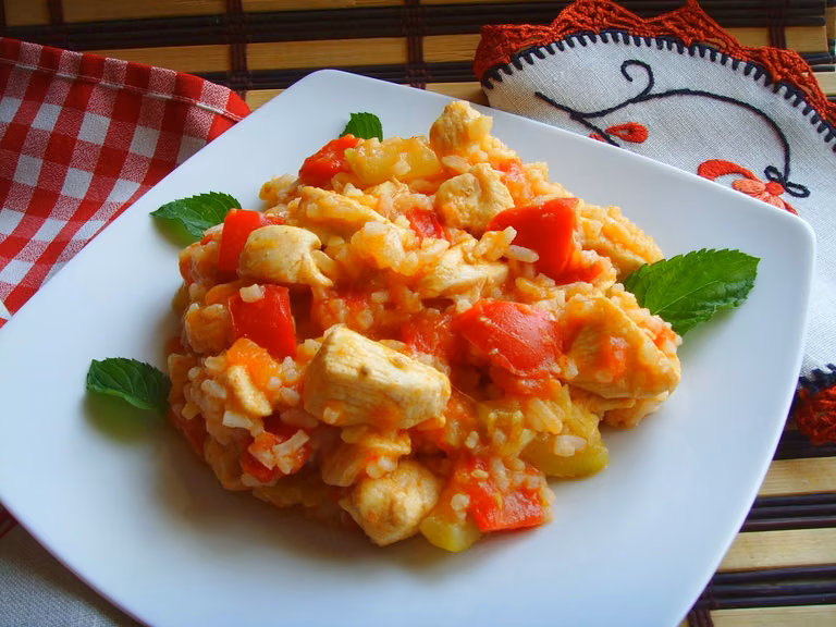 Piersi z kurczaka duszone z cukinią, papryką i pomidorami. Risotto z kurczakiem i warzywami.