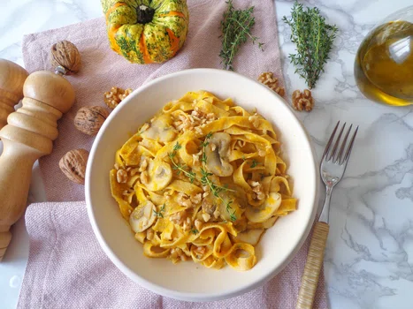 Makaron fettuccine z kremem z dyni, pieczarkami i orzechami