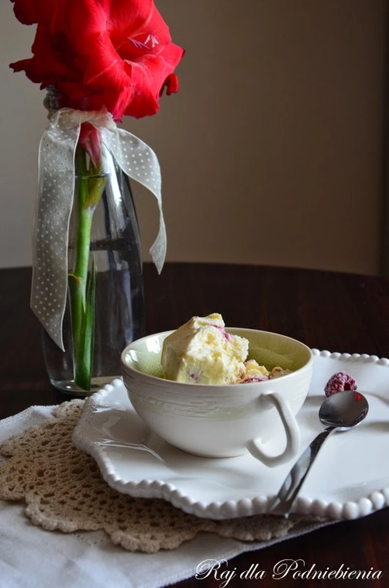 semifreddo z malinami i bezami