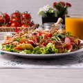 Sałatka śniadaniowa z placuszkami z parówką