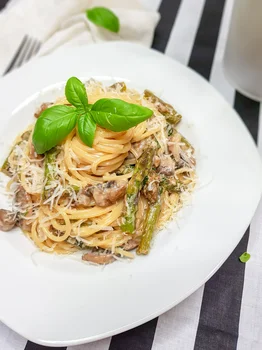 Spaghetti z pieczarkami i szparagami