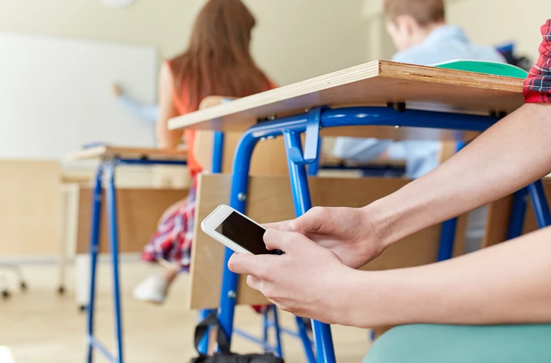 Koniec z telefonami w szkołach - projekt już przyjęty! Zakaz obejmie zarówno lekcje, jak i przerwy