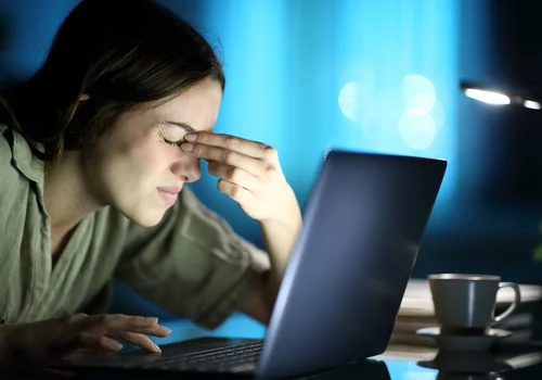 Czy na L4 można odpisać na maila z pracy? Jeden błąd może kosztować zasiłek