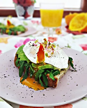 JAJKO W KOSZULCE NA CZOSNKOWEJ GRZANCE Z AWOKADO I RUKOLĄ
