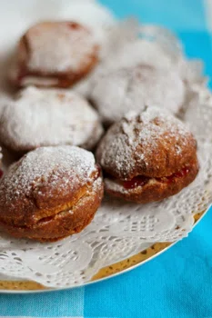 Pączki moskiewskie  - bez drożdży i wyrastania. Ni to pączek, ni to ciastko :)