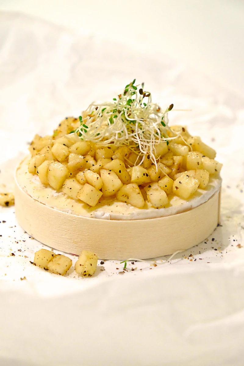 Camembert pieczony z jabłkiem