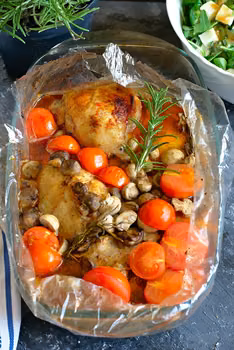 Udka kurczaka w rozmarynie z pieczarkami i pomidorkami koktajlowymi