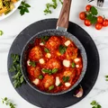 Klopsiki z mozzarellą w sosie pomidorowym