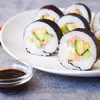 Najlepsze domowe Sushi Futomaki z łososiem i cukinią