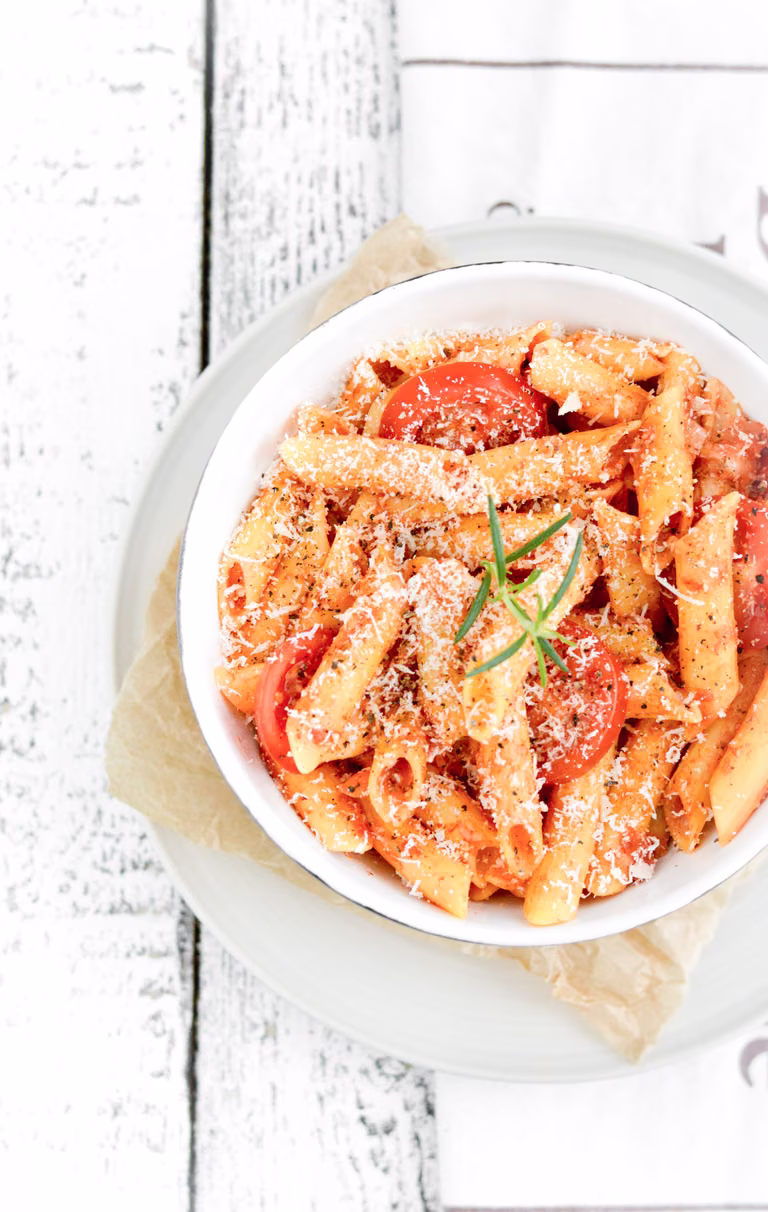 Makaron w sosie pomidorowym z parmezanem