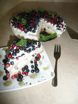 Tort jagodowy w borówkami