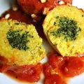 Jaglane kluski nadziewane zielonym pesto z sosem pomidorowym
