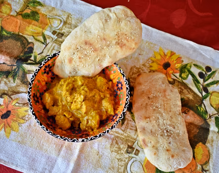 Kurczak curry z chlebkami naan