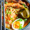 Azjatycka uczta w Twojej kuchni! Pikantny ramen z żeberkami, kimchi i jajkiem!