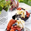 Lody z owocami w czekoladowych miseczkach