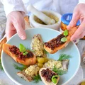 Śledzie z migdałowo- oliwkowym pesto i podpiekaną bagietką z suszonymi pomidorami!
