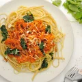 Spaghetti z Dyniowym Sosem i Szpinakiem