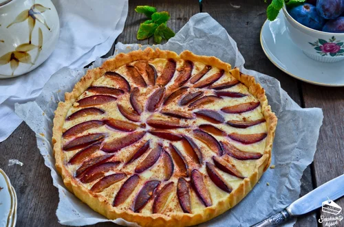 Tarta z budyniem i śliwkami