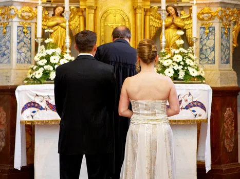 Coraz mniej Polaków decyduje się na ślub kościelny. Co jest tego przyczyną?