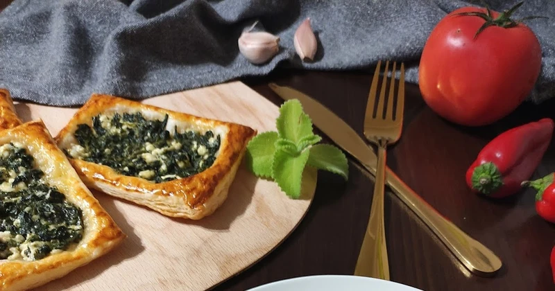 Przekąski z ciasta francuskiego ze szpinakiem