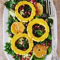 Świąteczna sałatka z pieczoną dynią Delicata, jarmużem, brokułami i mandarynkowym dressingiem