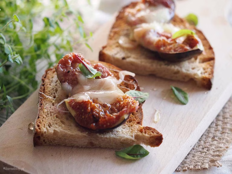 Crostini z figami, serem pleśniowym i miodem