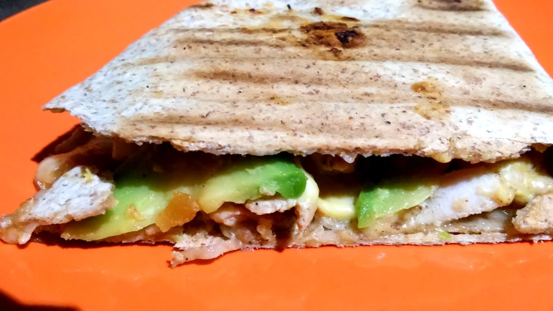 Quesadilla z kurczakiem i awokado