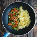 TAGLIATELLE Z POMIDORKAMI I SZPARAGAMI
