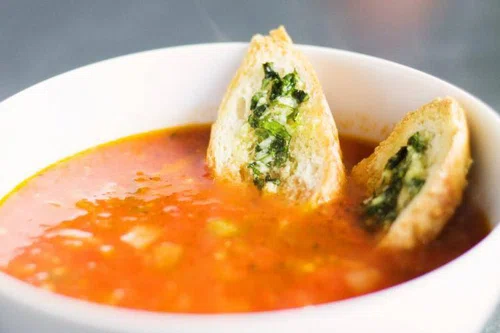 Zupa pomidorowa z grzankami