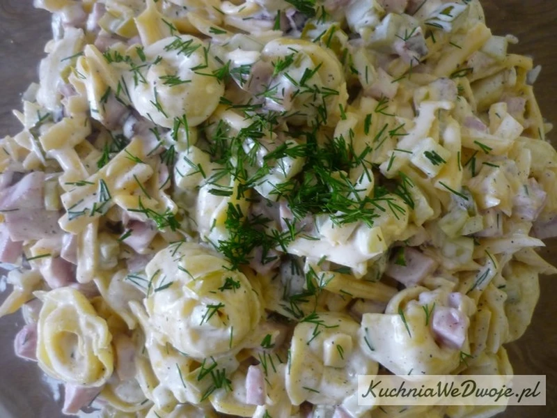 Sałatka koperkowa z szynką i tortellini