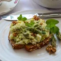 pasta kanapkowa ze szparagami , kaszą jaglaną i orzechami