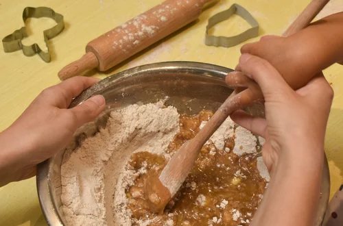 Pierniczki muszą poleżeć! Zobacz, kiedy piec, aby były idealne na Wigilię