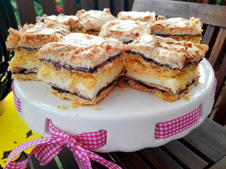 Ciasto budyniowe z dżemem i bezą