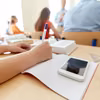Telefon w plecaku, ale nie w ręce. Od września uczniowie podstawówek mają dostać zakaz korzystania z urządzeń