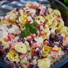 Sałatka z tortellini, szynką i fasolą – szybka i smaczna