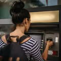 Wypłaty z bankomatów za granicą. Jak uniknąć wysokich opłat?