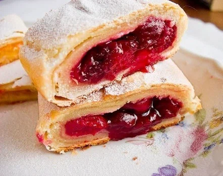 Strudel z wiśniami