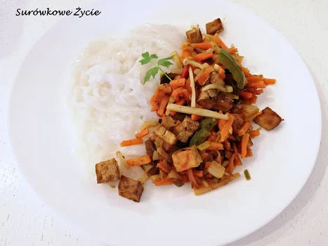 Potrawka chińska z tofu i makaronem ryżowym