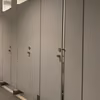 Widzisz taką dziurę w ścianie? Lepiej nie korzystaj z tej toalety w galerii handlowej!