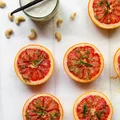 Pieczone grejpfruty aromatyzowane rozmarynem i wodą różaną podawane z waniliowym kremem z nerkowców