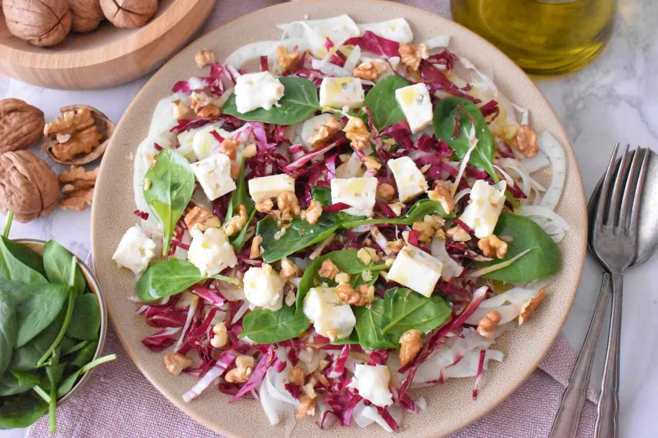 Sałatka z gorgonzolą, orzechami i radicchio